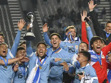 Piala Dunia U-20 2023 akhirnya menghasilkan juara baru, Uruguay, sebagai negara ke-13 yang mampu merebut trofi kejuaraan sepak bola yang dikhususkan bagi para pemain muda sejak mulai digulirkan pada 1977 silam. Sebelumnya Uruguay telah dua kali gagal di final pada edisi 1997 dan 2013. Dalam laga final ketiganya yang digelar di Unico Diego Armando Maradona Stadium, La Plata, Argentina, Senin (12/6/2023) dini hari WIB, Uruguay sukses menekuk Italia 1-0 lewat gol tunggal Luciano Rodriguez pada menit ke-86. (AP Photo/Gustavo Garello)