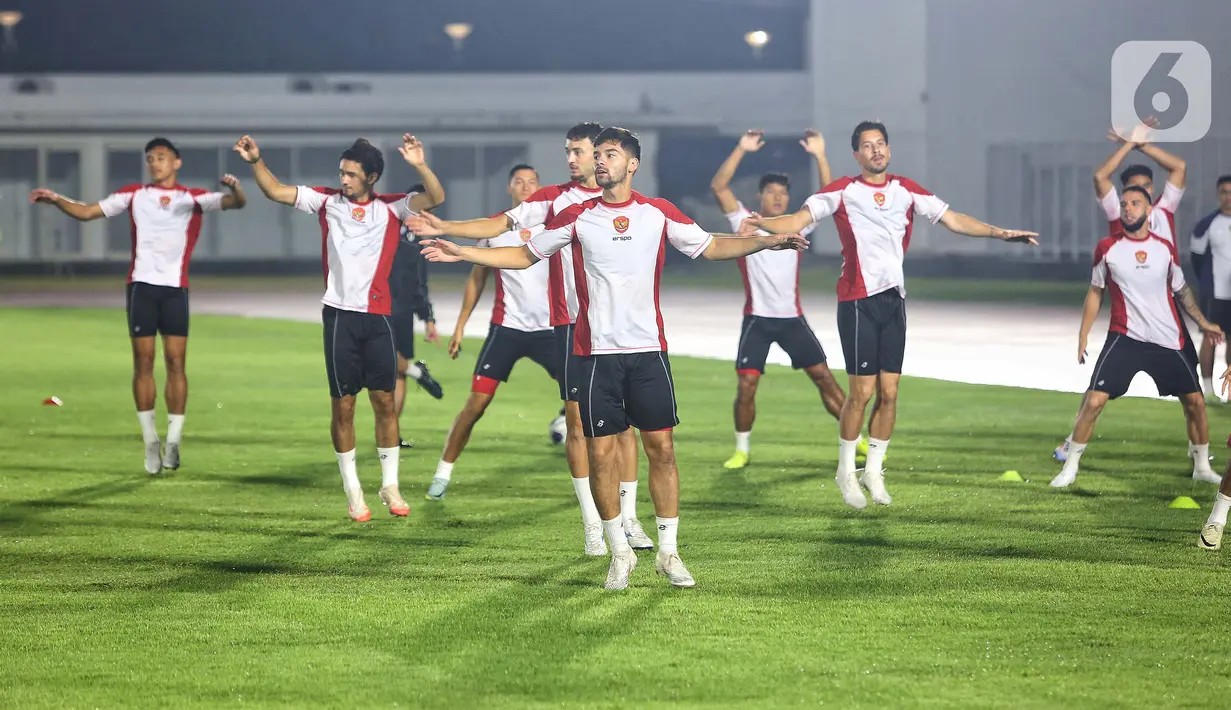 Shin Tae-yong mengatakan bahwa kondisi fisik anak-anak asuhnya terus membaik setelah menahan imbang Arab Saudi 1-1. (Liputan6.com/Angga Yuniar)