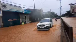 Sebuah mobil melintasi jalan yang terendam banjir di Provinsi Quang Tri, Vietnam, 8 Oktober 2020. Hujan deras dan banjir telah menyebabkan lima orang tewas dan tiga lainnya hilang di Vietnam utara dan tengah dalam beberapa hari terakhir. (Xinhua/VNA)