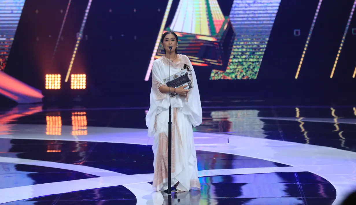 Artis multitalenta Ayu Laksi berhasil menyabet penghargaan dalam kategori Artis Pendukung Wanita Terbaik IBOMA 2018. (Adrian Putra/Bintang.com)