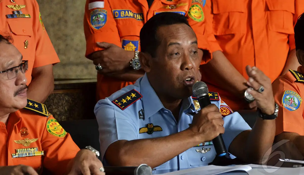 Kepala Basarnas Marsekal Madya TNI Henry Bambang Soelistyo mengatakan Basarnas kembali menemukan tiga jenazah dari pesawat AirAsia QZ8501, Jakarta, Rabu (31/12/2014). (Liputan6.com/Faisal R Syam)