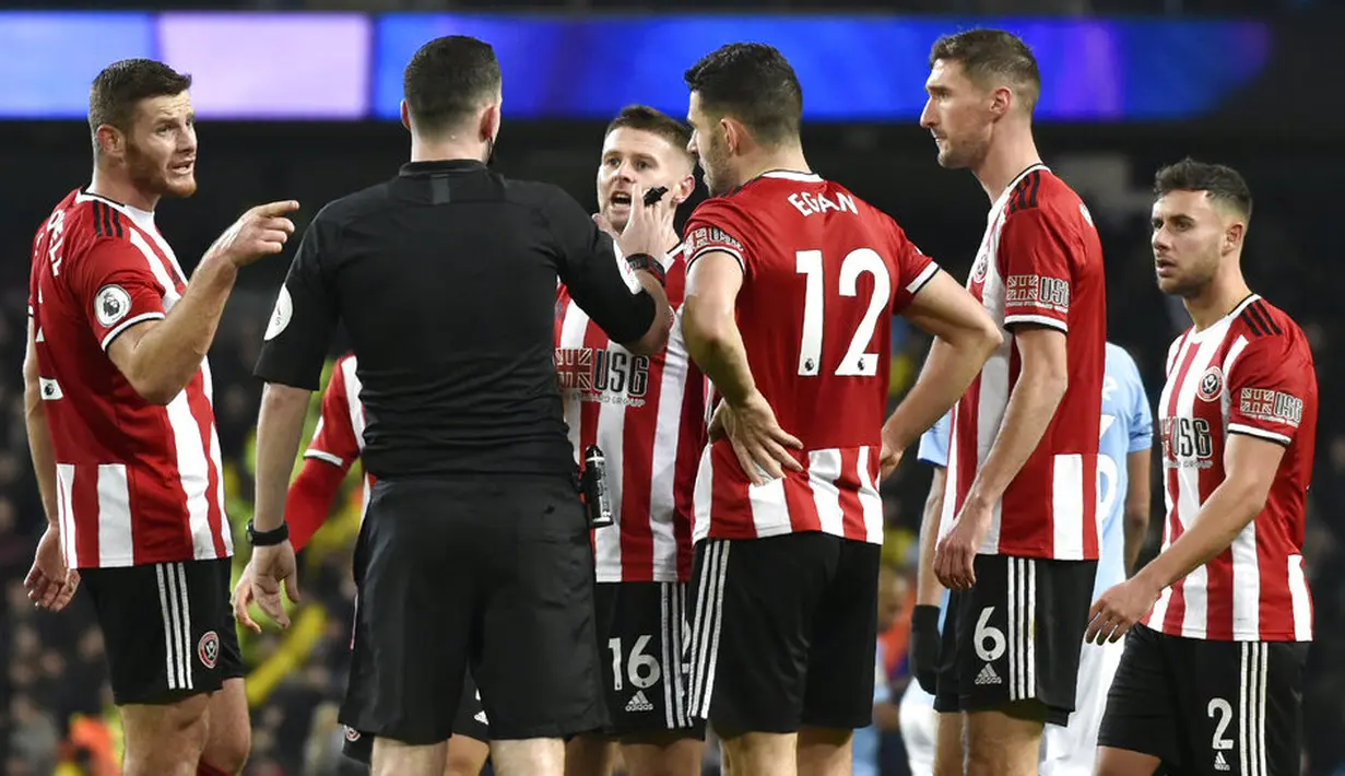 Pemain Sheffield United melakukan protes kepada wasit saat pertandingan melawan Manchester City pada laga Premier League 2019 di Stadion Etihad, Minggu (30/12). Manchester City menang 2-0 atas Sheffield United. (AP/Rui Vieira)