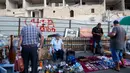 Orang-orang berbelanja di pasar loak di Pelabuhan Jaffa, Israel, 21 Juli 2018. Jaffa merupakan pelabuhan tertua di dunia. (AP Photo/Oded Balilty)