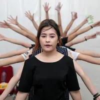 Penampilan luar biasa ditunjukkan oleh Prilly Latuconsina. Pada malam puncak ajang penghargaan Inbox Awards 2016, Prilly berkolaborasi dengan girlband Cherrybelle. (Adrian Putra/Bintang.com)