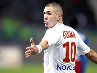 Lyon's Karim Benzema reacts during the French L1 match Caen vs. Lyon, on December 20, 2008, at the Michel-d'Ornano stadium in Caen. Lyon defeated Caen 1-0. AFP PHOTO/KENZO TRIBOUILLARD
