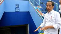 Presiden Joko Widodo juga sempat melihat salah satu akses yang menjadi titik pusat dalam tragedi di sepak bola Indonesia ini. (AFP/Handout/Indonesia Presidential Palace)