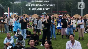 Pengunjung menikmati salah satu penampilan di Joyland Festival Jakarta 2023 di GBK Baseball Stadium, Jakarta, Jumat (24/11/2023). (Liputan6.com/Herman Zakharia)