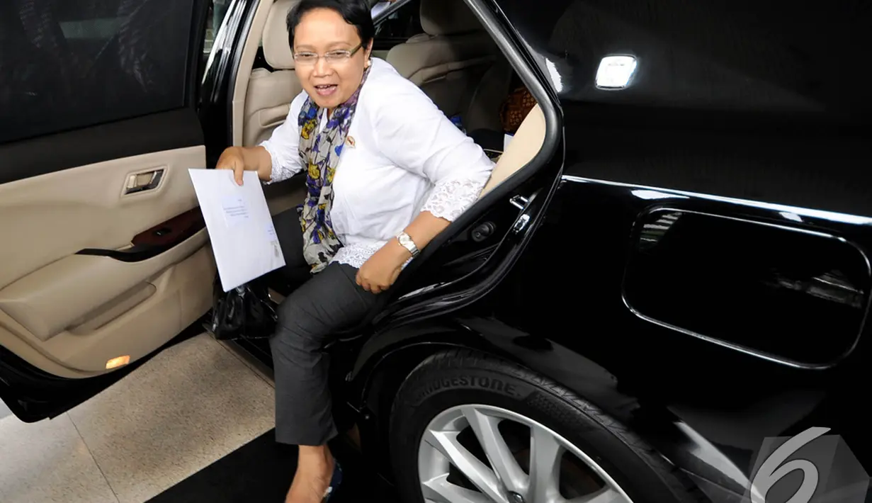 Menteri Luar Negeri, Retno Marsyudi keluar dari mobil yang mengantarnya saat tiba di kantor KPK, Jakarta, Kamis (4/12/2014). (Liputan6.com/Miftahul Hayat)