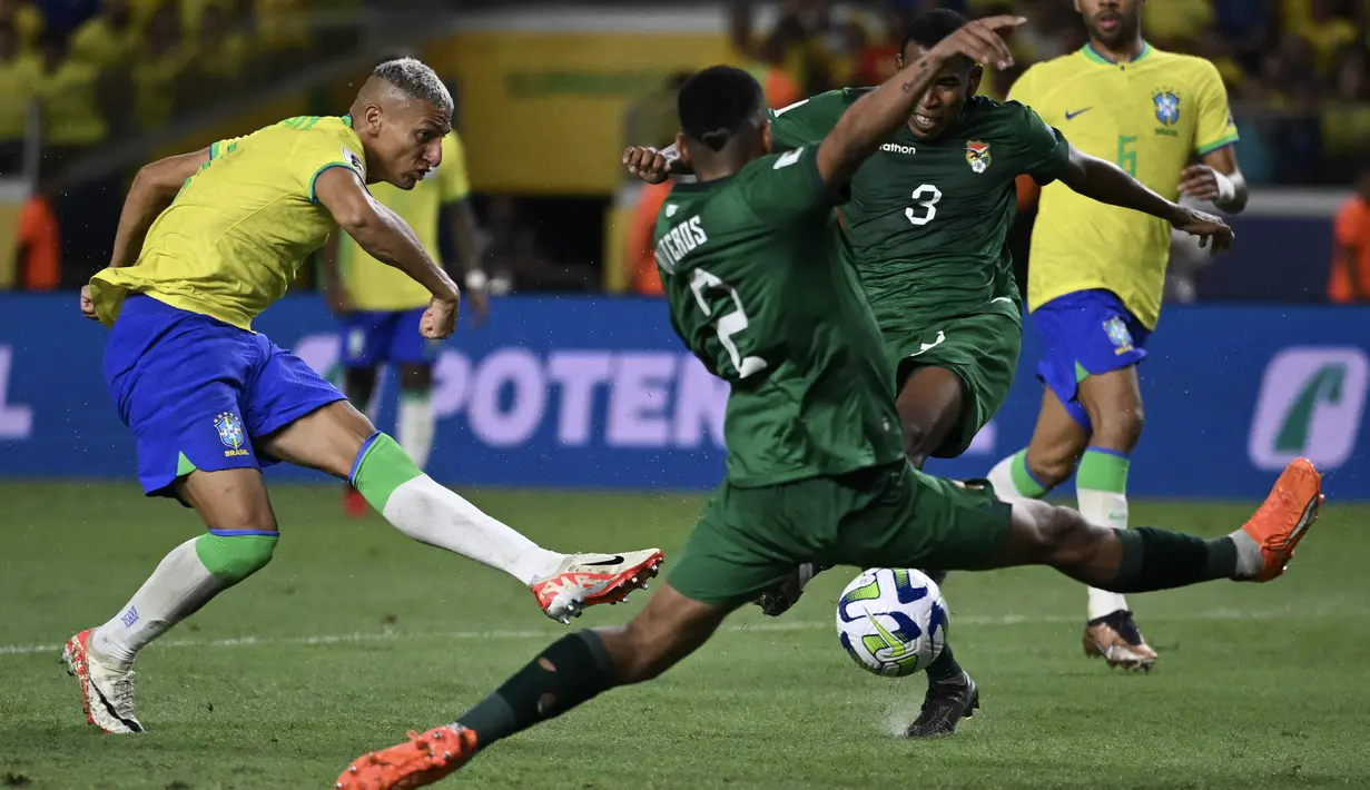 Sementara satu gol Brasil lainnya dicetak oleh Rapinha. (Photo by CARL DE SOUZA / AFP)