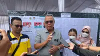Calon Wali Kota Tangerang Selatan Benyamin Davnie usai nyoblos di TPS 13, Kecamatan Serpong, Kota Tangsel, Rabu (27/11/2024). (Liputan6.com/Pramita Tristiawati)