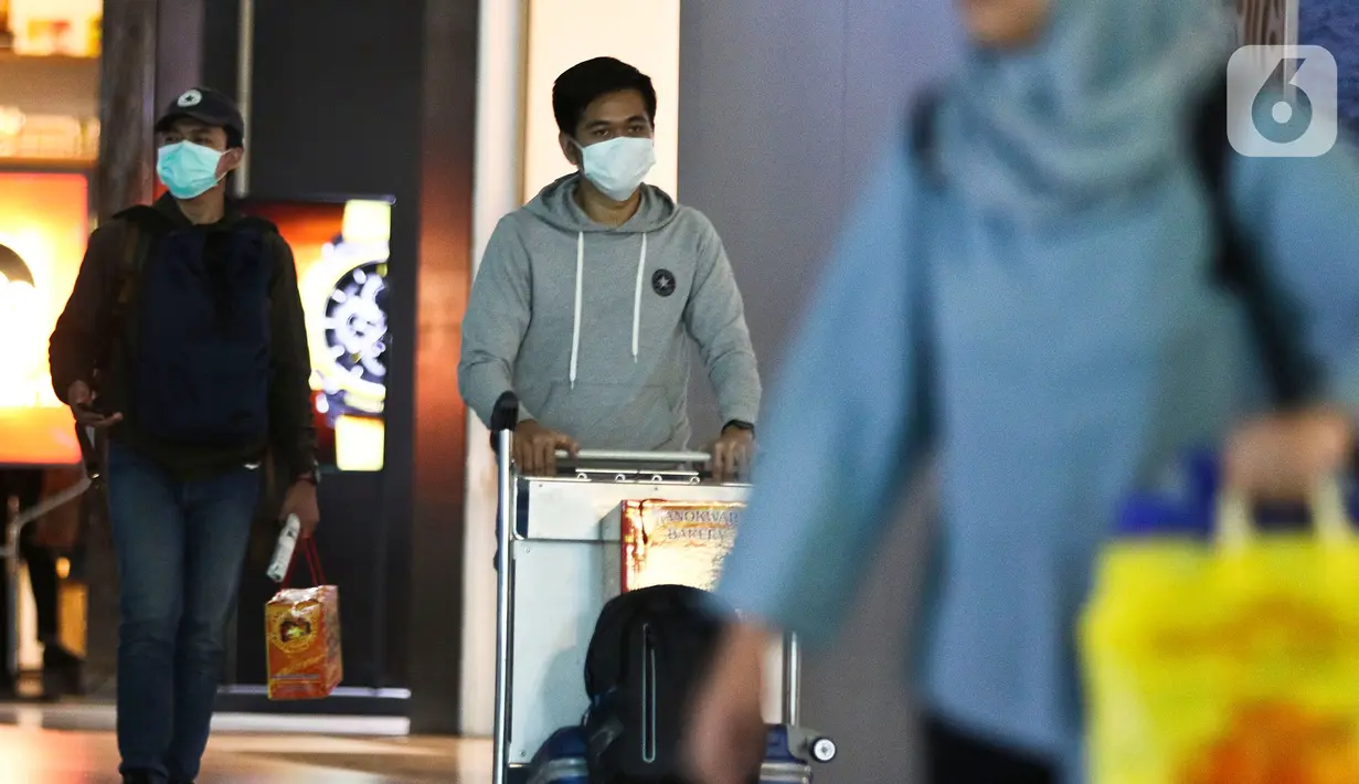 Calon penumpang pesawat menggunakan masker pelindung saat berada di Pintu Kedatangan Terminal 3 Ultimate Bandara Soekarno Hatta, Tangerang, Jumat (31/1/2020). Hal itu dilakukan sebagai antisipasi penularan dan penyebaran virus corona (2019-nCov). (Liputan6.com/Johan Tallo)