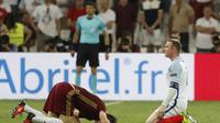 Reaksi Wayne Rooney di sela-sela laga Inggris kontra Rusia, di Stadion Velodrome, Marseille, Minggu (12/6/2016) dini hari WIB. Rooney tampil impresif saat beroperasi di sektor gelandang tengah.  (Reuters/Yves Herman)