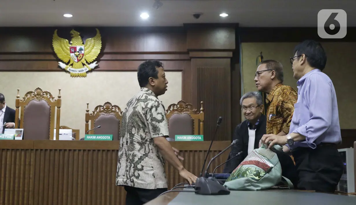 Terdakwa dugaan suap jual-beli jabatan di lingkungan Kemenag, M Romahurmuziy (kiri) saat menjalani sidang pembacaan putusan sela, Pengadilan Tipikor, Jakarta, Senin (9/10/2019). Majelis hakim menolak eksepsi terdakwa dan sidang dilanjutkan dengan pemeriksaan saksi. (Liputan6.com/Helmi Fithriansyah)