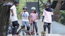 Atlet skateboard Indonesia, Bunga Nyimas Cinta, saat latihan di Skateboard Park, TMII, Jakarta, Sabtu (8/9/2018). Berhasil meraih perunggu, Bunga Nyimas menjadi atlet termuda peraih medali di Asian Games 2018. (Bola.com/M Iqbal Ichsan)