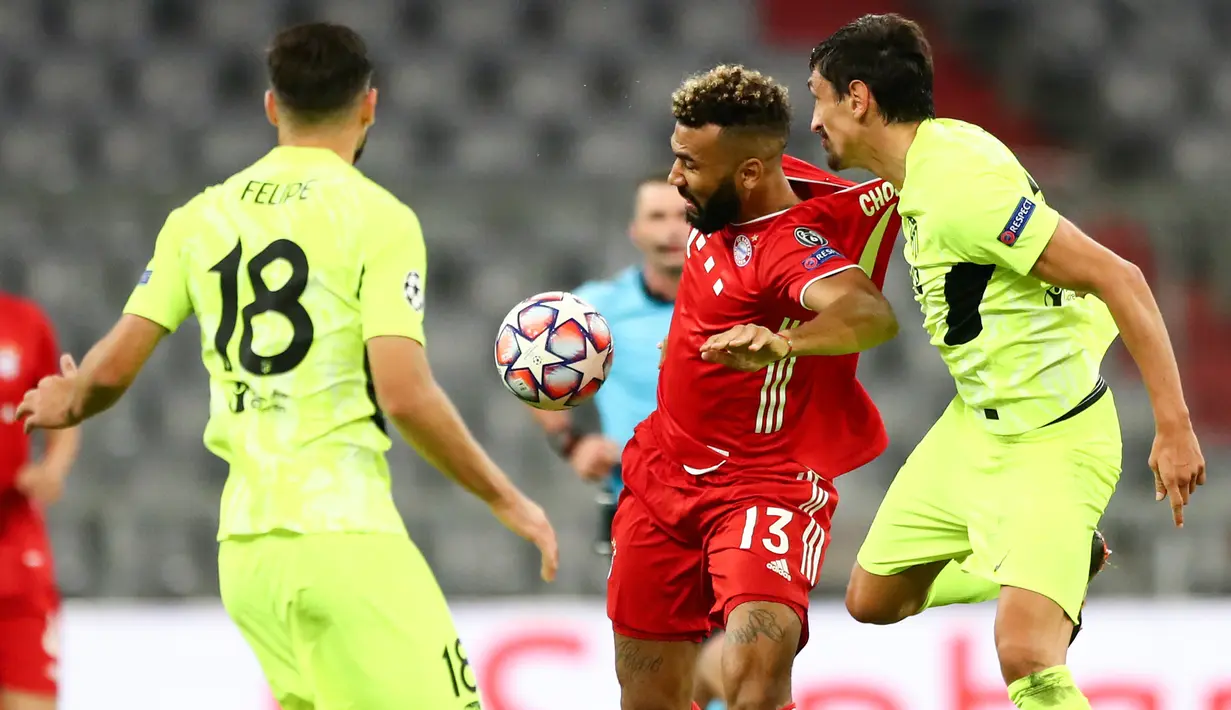 Bek Atletico Madrid, Stefan Savic dan penyerang Bayern Munchen, Eric Maxim Choupo-Moting berebut bola pada matchday pertama Grup A Liga Champions di Allianz Arena, Kamis (22/10/2020) dini hari WIB. Bayern Munchen berhasil mencukur Atletico Madrid dengan skor 4-0. (AP Photo/Matthias Schrader,Pool)