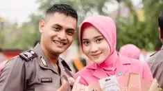 Yeni Inka menikah dengan Khrisna Shakti pada 25 Oktober 2022. Kini keduanya kian harmonis saja sebagai pasangan suami istri. Momen Khrisna mendapat kenaikan pangkat pun juga dihadiri oleh Yeni Inka yang tampil berhijab pakai seragam bhayangkari. (Liputan6.com/IG/khrisnashakti)