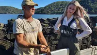 Keseruan melihat dan mencicipi langsung oyster segar dari peternakan di Hawkesbury River, aktivitas seru wajib dilakukan kala berkunjung ke Sydney. (Foto: Dok. Istimewa).