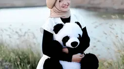 Meski menggunakan busana hitam putih, gaya Jihan tetap ceria. Ia nampa percaya diri berpose bersama boneka panda yang punya warna senada dengan outfitnya. (Liputan6.com/IG/@jihanaudy123_real).