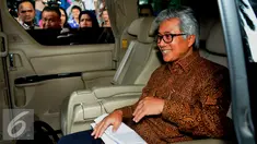 Direktur Utama PT Pertamina (Persero) Dwi Soetjipto memasuki mobil usai menyerahkan Laporan Harta Kekayaan Penyelenggara Negara (LHKPN) di KPK, Jakarta, Senin (31/8/2015). (Liputan6.com/Herman Zakharia)