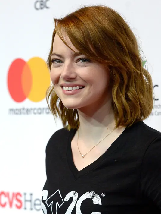 Kaos hitam dengan motif yang simple dan rambut pendeknya yang terurai, Emma Stone terlihat sebagai wanita yang enerjik dan simple. Gaya sederhana seperti ini nampaknya menjadi gaya keseharian Emma. (AFP/Bintang.com)