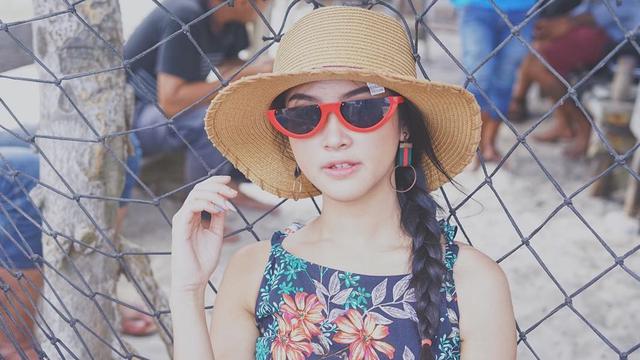 FOTO: Gaya Gabriella Larasati saat Pakai Kacamata, Tampil Trendi