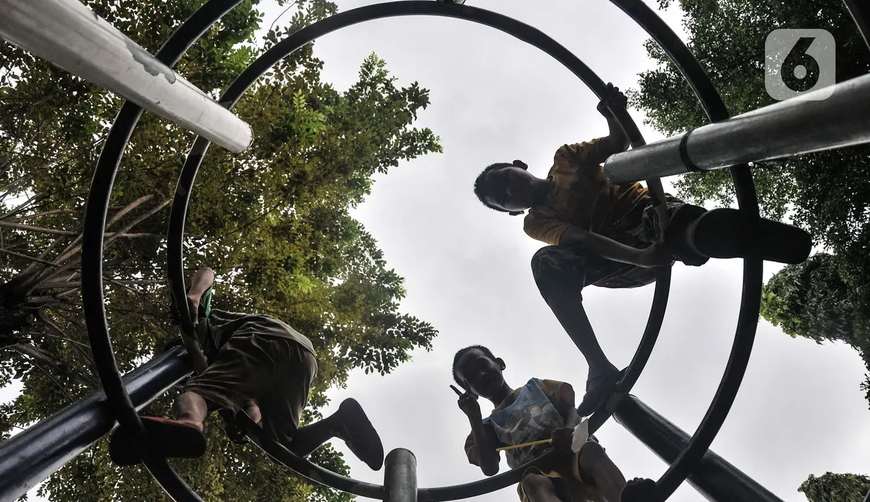 Anak-anak bermain di RPTRA Meruya Utara, Jakarta, Selasa (25/1/2022). Berdasarkan survei Studi Status Gizi Indonesia, prevalensi stunting atau gizi buruk di Indonesia saat ini mencapai 24,4 persen. (merdeka.com/Iqbal S. Nugroho)