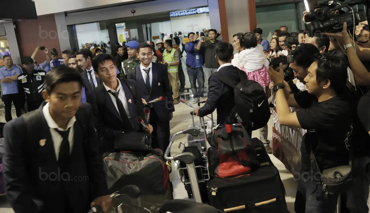 Para pemain Indonesia saat tiba di Bandara Soekarno-Hatta, Tangerang, Rabu, (30/8/2017). Pemain Indonesia disambut para fans sepulangnya dari SEA Games di Malaysia. (Bola.com/M Iqbal Ichsan)