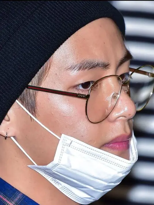 V BTS dinilai sebagai idol yang punya wajah hampir sempurna. Meskipun tak mengenakan makeup, ia tetap terlihat tampan menawan. (Foto: Koreaboo.com)