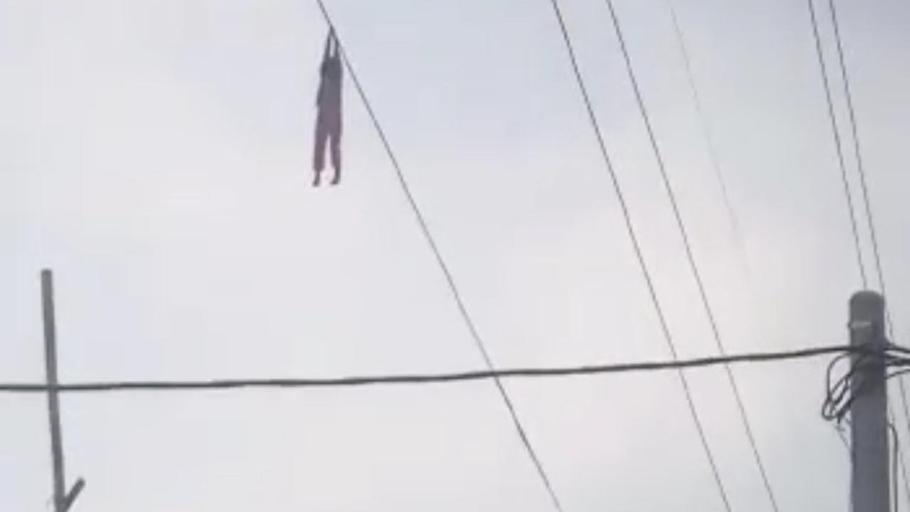 Nadin tergantung di kabel sutet setinggi 15 meter.