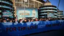 Para pendukung Manchester City melakukan protes akibat mahalnya harga tiket dengan membentangkan banner bertuliskan "MFC untuk cinta bukan uang"  sebelum laga lanjutan Liga Inggris 2024/2025 melawan Leicester di Etihad Stadium, Manchester, Inggris, Rabu (02/04/2025) waktu setempat. (AFP/Oli Scarff)