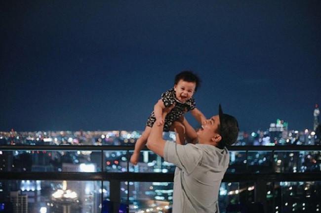 Yuk, intip foto-foto kebersamaan Glenn Alinskie bersama dengan baby Nastusha yang menggemaskan. (Foto: Instagram/@glennalinskie)
