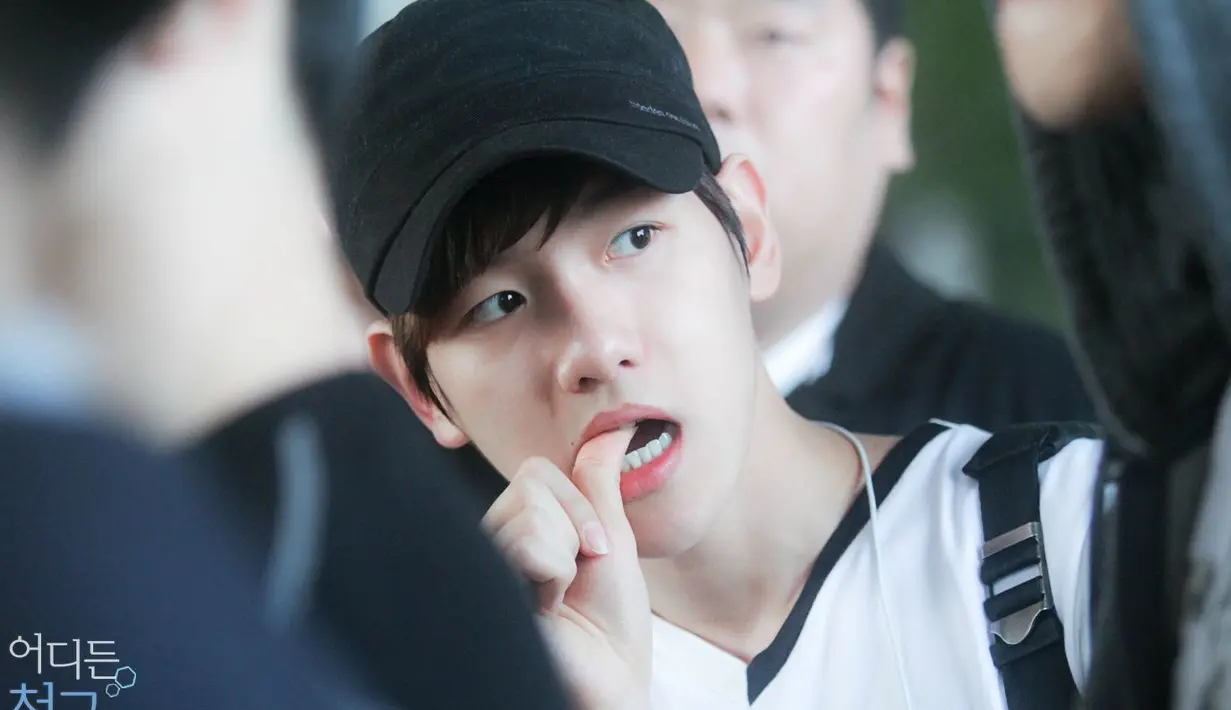 Baekhyun EXO mempunyai kebiasaan unik yaitu menggigiti jarinya di berbagai kesempatan. (Foto: koreaboo.com)
