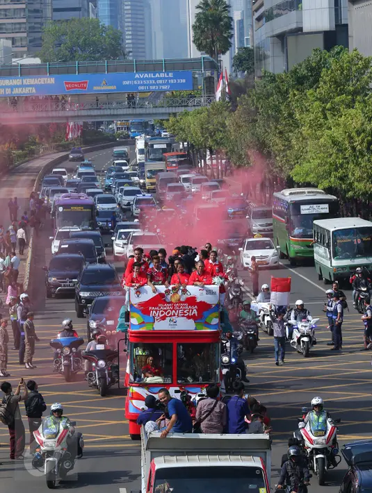 Rombongan arak-arakan para penyumbang medali Indonesia di Olimpiade Rio 2016 dengan menggunakan Bandros dari Kemenpora menuju Istana Negara, Jakarta, Rabu (24/8). Arak-arakan itu menuju ke Istana untuk bertemu Presiden Jokowi. (Liputan6.com/Angga Yuniar)