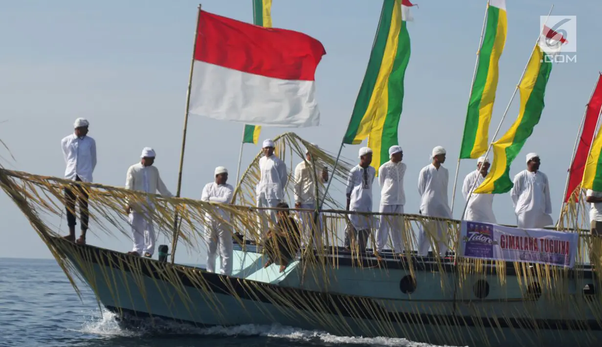 Kapal tradisional berlayar dalam formasi perang dalam Parade Juanga selama perayaan Festival Tidore 2018 di Maluku Utara, Rabu (11/4). Armada ini dipimpin Sultan Tidore ditemani keluarga kerajaan dan dijaga oleh tentara. (Liputan6.com/Sardy Marsoaly)