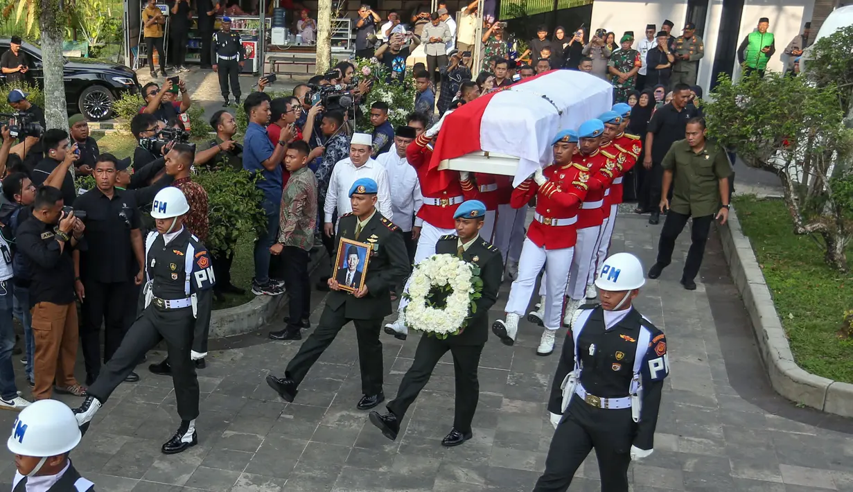 Prajurit TNI mengusung peti jenazah almarhum Wakil Presiden ke-9 RI, Hamzah Haz saat prosesi pemakaman di kompleks Yayasan Al-Ikhlas, Desa Jogjogan, Cisarua, Kabupaten Bogor, Rabu (24/7/2024). (merdeka.com/Arie Basuki)