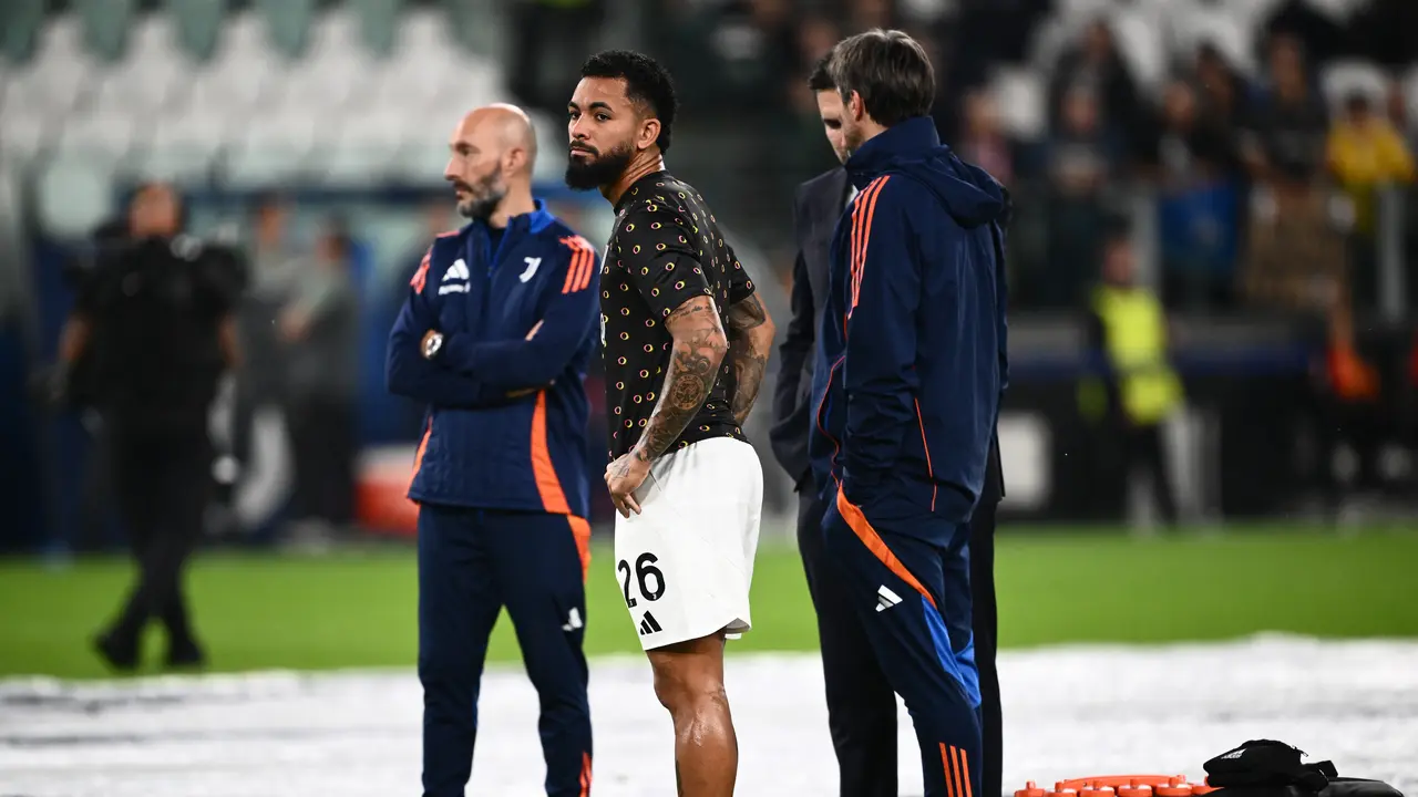 Pemain Juventus Douglas Luiz