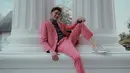 Julian Jacob tampil anti-mainstream dengan mengenakan setelan jas berwarna pink yang dipadukan dengan sneakers putih. (Liputan6.com/IG/@julianjacs)