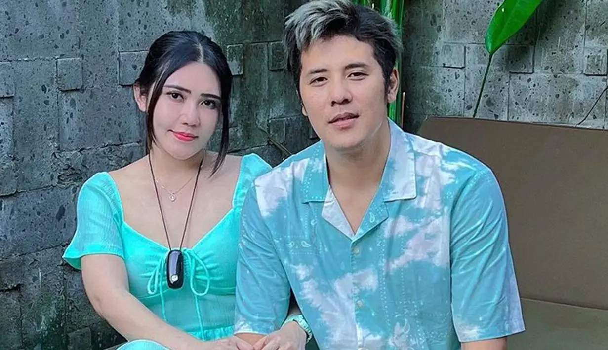 Via Vallen dan Chevra mulai go public sejak Juli 2021 lalu. Keduanya kerap bagikan momen liburan bersama mengunjungi berbagai daerah di Indonesia. Tak jarang pula ia dan Chevra pakai baju couple seperti ini. (Liputan6.com/IG/@chevra_yo88)
