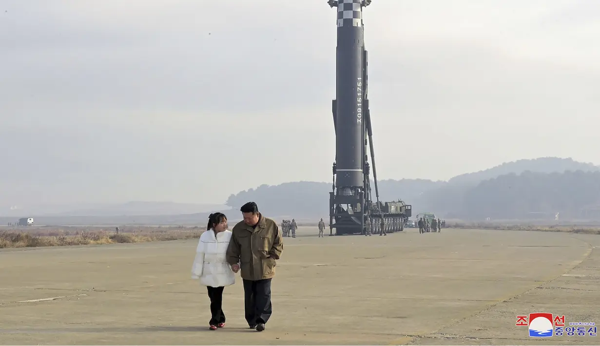 Foto yang dirilis pada 19 November 2022 ini menunjukkan pemimpin Korea Utara Kim Jong-un dan putrinya memeriksa lokasi peluncuran rudal di Bandara Internasional Pyongyang di Pyongyang, Jumat (18/11/2022). Ini adalah kali pertama, Kim membawa anaknya di hadapan publik.  (Korean Central News Agency/Korea News Service via AP)