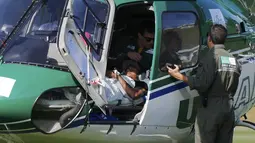Neymar menuju kampung halamannya, Sao Paulo, untuk menjalani pemulihan cedera yang diperkirakan membutuhkan setidaknya satu bulan, Sabtu (5/7/14). (REUTERS/Marcelo Regua)