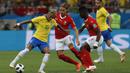 Striker Brasil, Neymar, berusaha melewati kepungan pemain Swiss pada laga Grup E Piala Dunia di Rostov Arena, Rostov-on-Don, Minggu (17/6/2018). Kedua negara bermain imbang 1-1. (AP/Darko Vojinovic)