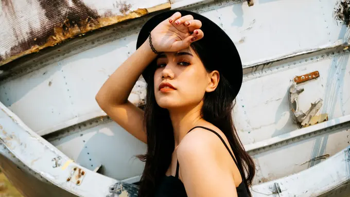 cantik serius topi baju hitam santai