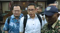 Mantan Ketum Partai Demokrat, Anas Urbaningrum bersama kerabatnya usai sidang lanjutan PK di Pengadilan Negeri Jakarta Pusat, Kamis (12/7). Anas mengajukan PK atas putusan kasus korupsi Pembangunan P3SON Hambalang. (Liputan6.com/Helmi Fithriansyah)