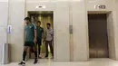 Pemain Timnas Indonesia, Zulfiandi dan I Putu Gede saat berada di Hotel Peninsula, Singapura, Rabu (7/11). Latihan Timnas ini merupakan persiapan jelang laga melawan Singapura pada Piala AFF 2018. (Bola.com/M Iqbal Ichsan)