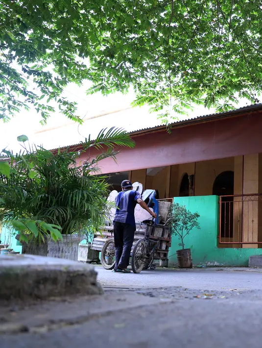 Tak hanya beristirahat di pemakaman, rupanya Irwan Yusuf pernah tidur di emperan toko dan musholla di kawasan Mampang, Jakarta Selatan. (Adrian Putra/Bintang.com)