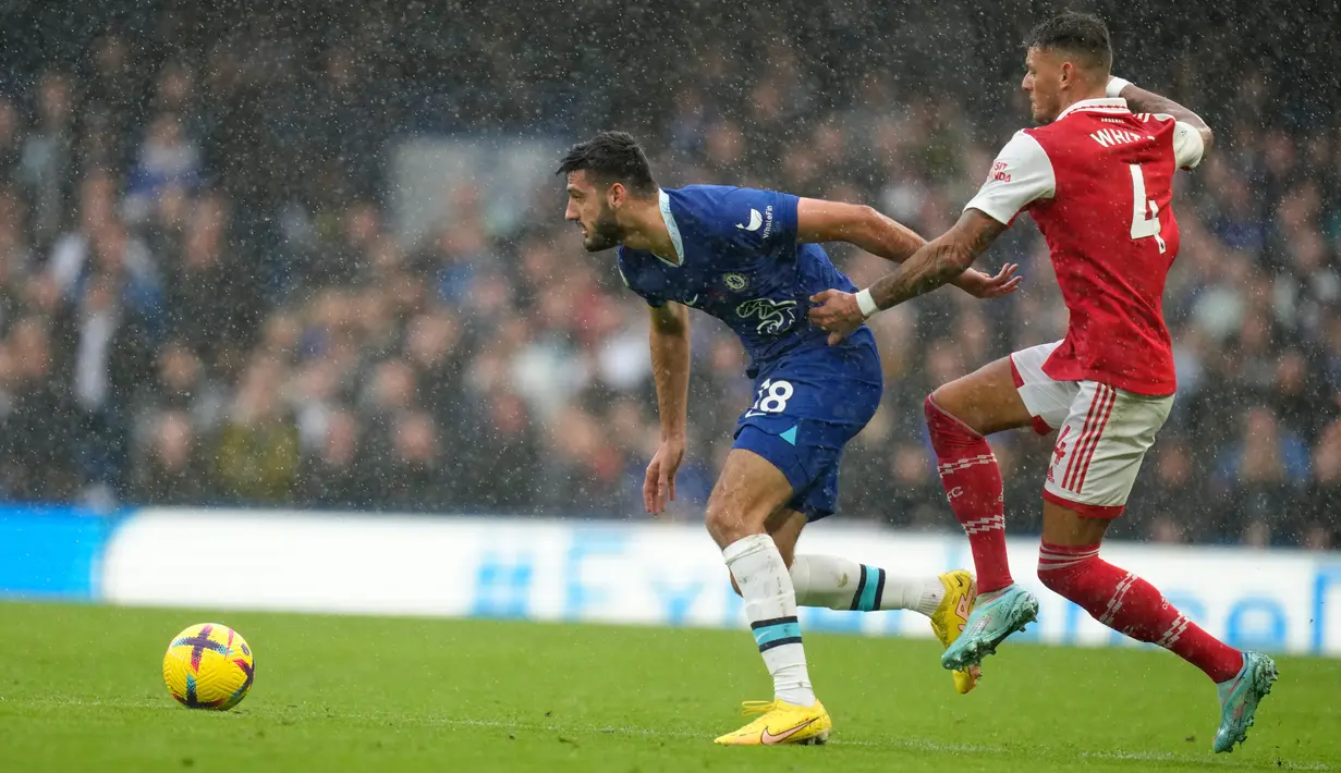 Pemain Chelsea Armando Broja (kiri) berebut bola dengan pemain Arsenal Ben White pada pertandingan sepak bola Liga Inggris di Stadion Stamford Bridge, London, Inggris, 6 November 2022. Arsenal kembali memuncaki klasemen Liga Inggris usai mengalahkan Chelsea dengan skor 1-0. (AP Photo/Kirsty Wigglesworth)