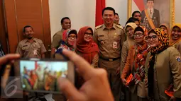 Pegawai Negeri Sipil (PNS) terihat foto bareng dengan Gubernur DKI Jakarta Basuki T Purnama di Balai Kota, Jakarta, Rabu (22/7/2015). Di sela - sela Halal Bihalal Mereka memanfaatkan momen untuk  ber-selfie bersama Gubernur. (Liputan6.com/JohanTallo)