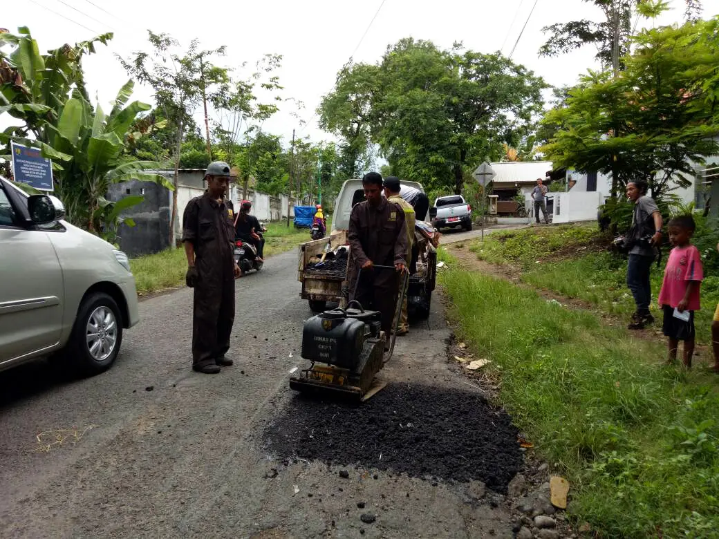 Pemerintah Kabupaten Banyuwangi, Jawa Timur, menerjunkan Satgas Jalan Berlubang untuk memperlancar lalu lintas dan memberi servis kenyamanan perjalanan menuju destinasi wisata Kawah Ijen. (/Dian Kurniawan)