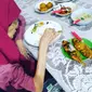Adek Irawan saat makan siang dengan lauk ikan dan sayur lodeh (Dok.Instagram/@adekirawan504/https://www.instagram.com/p/B0H_oVllou_/Komarudin)