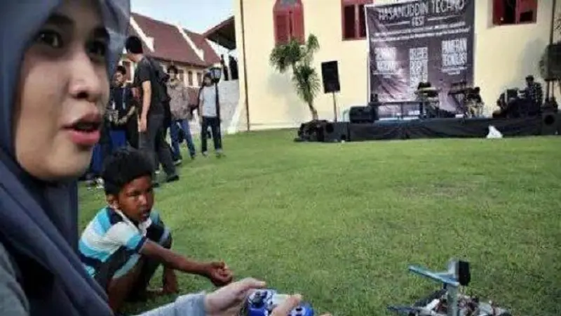 20160111-Robot Mahasiswa Berlomba-Angkut Sampah-Benteng Fort Roterdam-Makassar